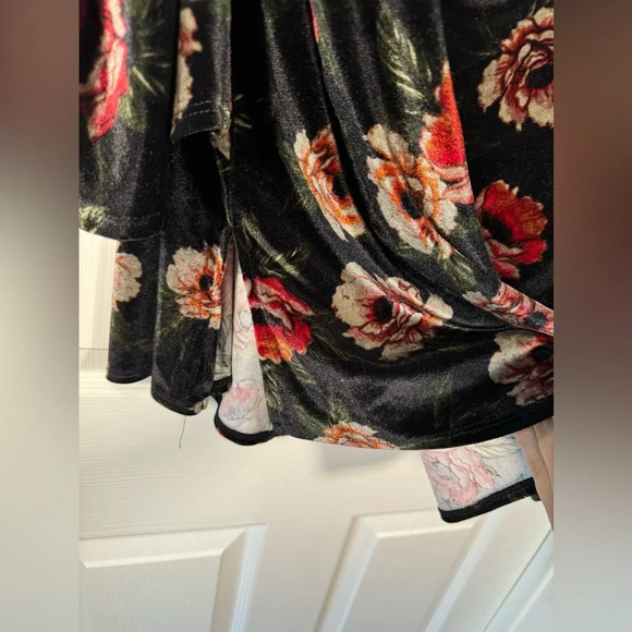 Torrid Off the Should Dark Romance Velvet Floral Top Bell Sleeve size 4x - Picture 5 of 9